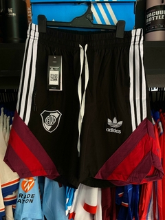 BERMUDA SHORT RIVER PLATE MICROFIBRA CON CIERRE BORDADA IMPORTADA - comprar online