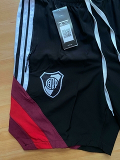 BERMUDA SHORT RIVER PLATE MICROFIBRA CON CIERRE BORDADA IMPORTADA en internet