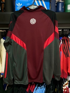 BUZO MEDIOCIERRE RIVER PLATE RETRO ANTHEM BORDO 2025 - FAQ INDUMENTARIA