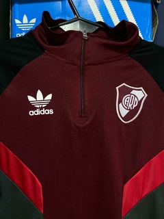 BUZO MEDIOCIERRE RIVER PLATE RETRO ANTHEM BORDO 2025 en internet
