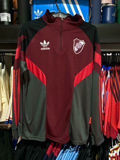 BUZO MEDIOCIERRE RIVER PLATE RETRO ANTHEM BORDO 2025 - comprar online