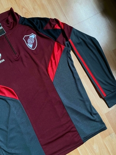 Imagen de CONJUNTO RIVER PLATE ANTHEM RETRO 2025 BUZO MEDIOCIERRE Y PANTALON