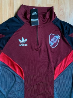 CONJUNTO RIVER PLATE ANTHEM RETRO 2025 BUZO MEDIOCIERRE Y PANTALON - tienda online