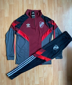 CONJUNTO RIVER PLATE ANTHEM RETRO 2025 BUZO MEDIOCIERRE Y PANTALON - comprar online