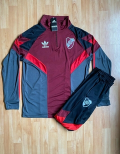 CONJUNTO RIVER PLATE ANTHEM RETRO 2025 BUZO MEDIOCIERRE Y PANTALON - FAQ INDUMENTARIA
