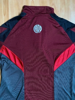 CONJUNTO RIVER PLATE ANTHEM RETRO 2025 BUZO MEDIOCIERRE Y PANTALON
