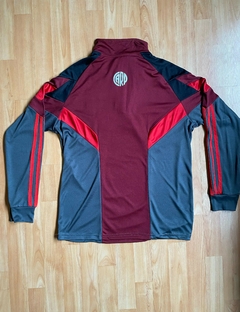 BUZO MEDIOCIERRE RIVER PLATE RETRO ANTHEM BORDO 2025 - FAQ INDUMENTARIA