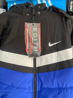 CAMPERA NIKE INFLABLE CON CORDERITO ADENTRO NEGRO CON BLANCO Y AZUL en internet