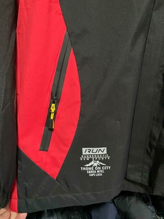 CAMPERA ROMPEVIENTO NIKE NEGRO CON ROJO MPORTADA IMPERMEABLE - FAQ INDUMENTARIA