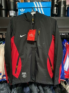 CAMPERA ROMPEVIENTO NIKE NEGRO CON ROJO MPORTADA IMPERMEABLE - comprar online