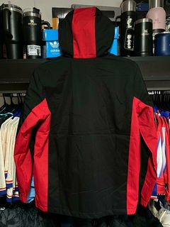 CAMPERA ROMPEVIENTO NIKE NEGRO CON ROJO MPORTADA IMPERMEABLE - tienda online