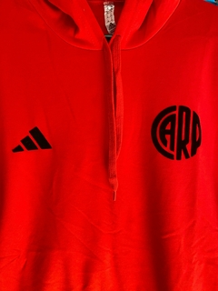 BUZO RIVER PLATE CON CAPUCHA ROJO NUEVO 2025 en internet