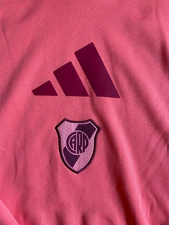 BUZO RIVER PLATE CON CAPUCHA SALMON NUEVO 2025 en internet
