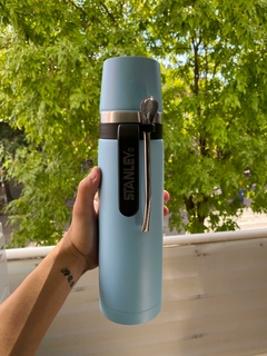 TERMO STANLEY CON BOMBILLA Y TAPA PARA MATE 1 LT COLOR CELESTE - FAQ INDUMENTARIA