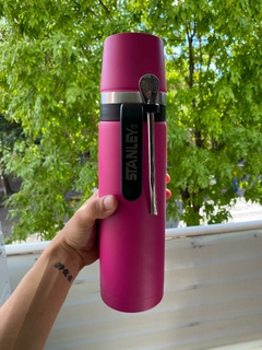 TERMO STANLEY CON BOMBILLA Y TAPA PARA MATE 1 LT COLOR ROSA OSCURO - FAQ INDUMENTARIA