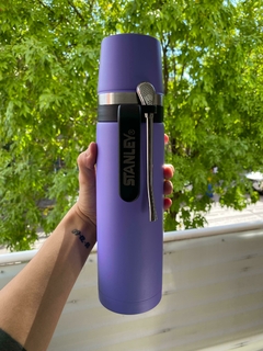 TERMO STANLEY CON BOMBILLA Y TAPA PARA MATE 1 LT COLOR VIOLETA - FAQ INDUMENTARIA
