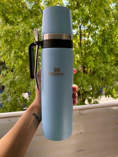 TERMO STANLEY CON BOMBILLA Y TAPA PARA MATE 1 LT COLOR CELESTE - comprar online