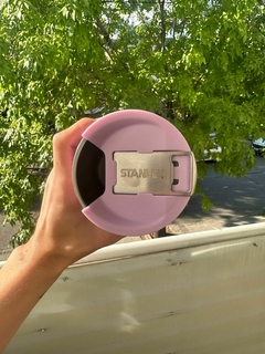 VASO STANLEY CON DESTAPADOR TERMICO LILA en internet