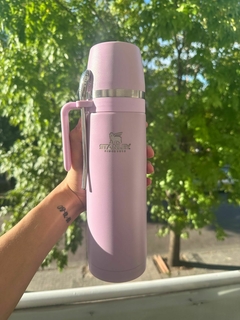 TERMO STANLEY CON BOMBILLA Y TAPA PARA MATE 1 LT COLOR ROSA PASTEL - comprar online