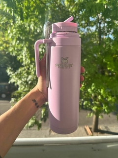 TERMO STANLEY CON BOMBILLA Y TAPA PARA MATE 1 LT COLOR ROSA PASTEL en internet