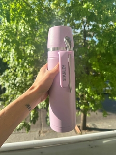 TERMO STANLEY CON BOMBILLA Y TAPA PARA MATE 1 LT COLOR ROSA PASTEL - FAQ INDUMENTARIA