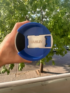 VASO STANLEY CON DESTAPADOR TERMICO AZUL en internet
