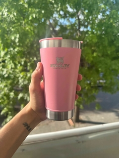 VASO STANLEY CON DESTAPADOR TERMICO ROSA - comprar online
