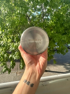 VASO STANLEY CON DESTAPADOR TERMICO LILA - FAQ INDUMENTARIA