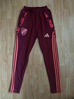 PANTALON RIVER PLATE ENTRENAMIENTO CON FRIZA BORDO - comprar online
