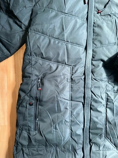 CAMPERA 3/4 INFLABLE POLAR LISA COLOR VERDE OSCURO CAPUCHA DESMONTABLE en internet