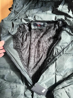 CAMPERA 3/4 INFLABLE POLAR LISA COLOR VERDE OSCURO CAPUCHA DESMONTABLE - FAQ INDUMENTARIA