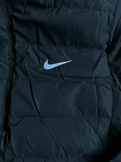 CAMPERA NIKE INFLABLE CON POLAR COLOR NEGRO CAPUCHA DESMONTABLE en internet