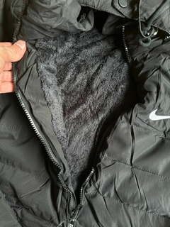 CAMPERA NIKE INFLABLE CON POLAR COLOR NEGRO CAPUCHA DESMONTABLE - tienda online