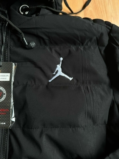 CAMPERA JORDAN POLAR INFLABLE COLOR NEGRO en internet