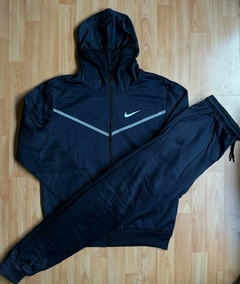 CONJUNTO CAMPERA Y PANTALON NIKE TECH IMPORTADO COLOR AZUL - comprar online