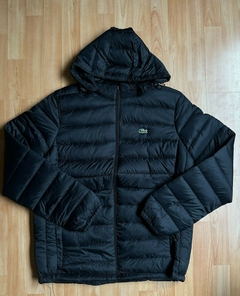 CAMPERA LACOSTE PLUMA BASICA SIN PIEL COLOR NEGRO - comprar online