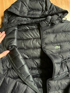 CAMPERA LACOSTE PLUMA BASICA SIN PIEL COLOR NEGRO en internet