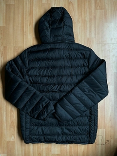 CAMPERA LACOSTE PLUMA BASICA SIN PIEL COLOR NEGRO - tienda online
