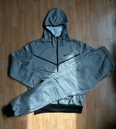 CONJUNTO CAMPERA Y PANTALON NIKE TECH IMPORTADO COLOR GRIS - comprar online