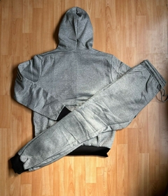 CONJUNTO CAMPERA Y PANTALON NIKE TECH IMPORTADO COLOR GRIS - comprar online