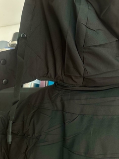 CAMPERA LISA NEGRA INFLABLE CON POLAR CAPUCHA DESMONTABLE