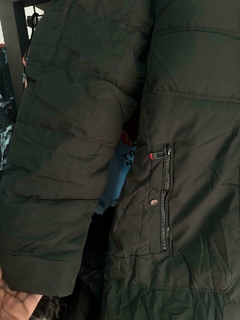 CAMPERA 3/4 INFLABLE POLAR LISA COLOR VERDE OSCURO CAPUCHA DESMONTABLE en internet