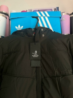 CAMPERA 3/4 INFLABLE POLAR LISA COLOR VERDE OSCURO CAPUCHA DESMONTABLE - FAQ INDUMENTARIA