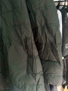 CAMPERA 3/4 INFLABLE POLAR LISA COLOR VERDE OSCURO CAPUCHA DESMONTABLE - tienda online