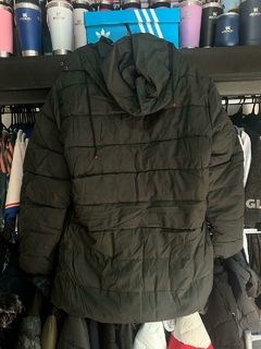 CAMPERA 3/4 INFLABLE POLAR LISA COLOR VERDE OSCURO CAPUCHA DESMONTABLE - comprar online