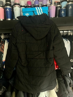 Imagen de CAMPERA 3/4 INFLABLE POLAR LISA COLOR NEGRO CAPUCHA DESMONTABLE