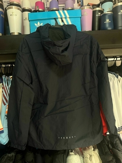 CAMPERA ROMPEVIENTOS IMPERMEABLE COLOR AZUL OSCURO - tienda online