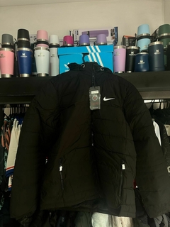 CAMPERA NIKE INFLABLE CON POLAR COLOR NEGRO CAPUCHA DESMONTABLE - comprar online