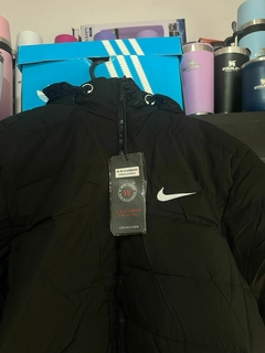 CAMPERA NIKE INFLABLE CON POLAR COLOR NEGRO CAPUCHA DESMONTABLE en internet