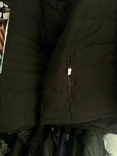CAMPERA NIKE INFLABLE CON POLAR COLOR NEGRO CAPUCHA DESMONTABLE - FAQ INDUMENTARIA